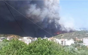 Εκκενώνεται λόγω φωτιάς η Φυλή- Καίγονται σπίτια