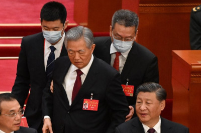 Κίνα: Πέταξαν εκτός συνεδρίου του ΚΚ τον πρώην πρόεδρο Τζιντάο
