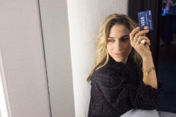 Η Αννούσα Μελά σε ταξιδεύει εκεί που θες να είσαι με τη Visa!