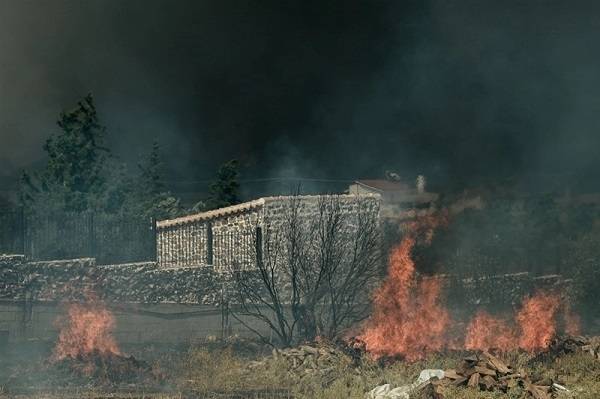 Εντολή για εκκένωση σε δύο οικισμούς του δήμου Σαρωνικού