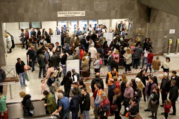 Αψιμαχίες και… δαγκώματα στις ουρές για τις ηλεκτρονικές κάρτες