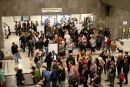 Αψιμαχίες και… δαγκώματα στις ουρές για τις ηλεκτρονικές κάρτες