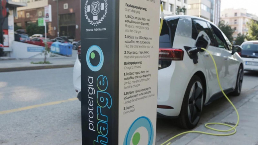 Δήμος Αθηναίων: Παρατείνεται έναν χρόνο η δωρεάν φόρτιση ηλεκτρικών οχημάτων