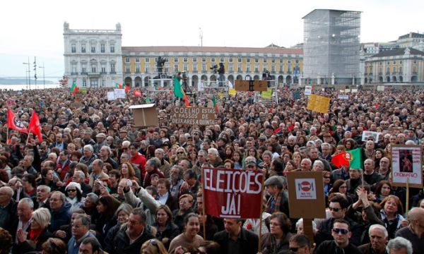 Υπό κλοιό διαδηλωτών ψηφίστηκε στην Πορτογαλία ο προϋπολογισμός