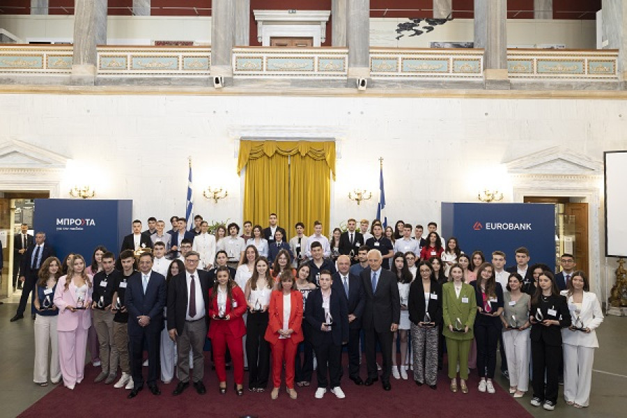Eurobank: Επεκτείνει, αναβαθμίζει και διευρύνει το Μπροστά για την Παιδεία