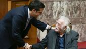 Χειραψία Τσίπρα - Γλέζου στη Βουλή