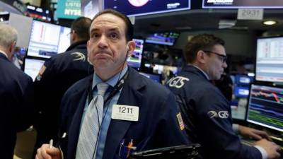 Πτωτική τάση στη Wall Street-Νέο ρεκόρ ο χρυσός