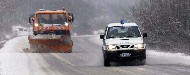 Σε κλοιό βαρυχειμωνιάς η χώρα- Σε επιφυλακή οι αρχές