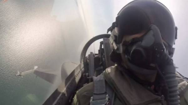 Πιλότος F-16 στην παρέλαση: Τούτος ο λαός δεν γονατίζει...