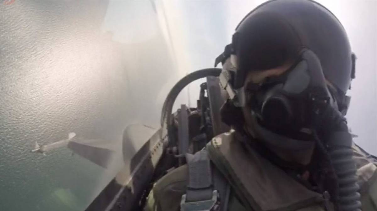 Πιλότος F-16 στην παρέλαση: Τούτος ο λαός δεν γονατίζει...