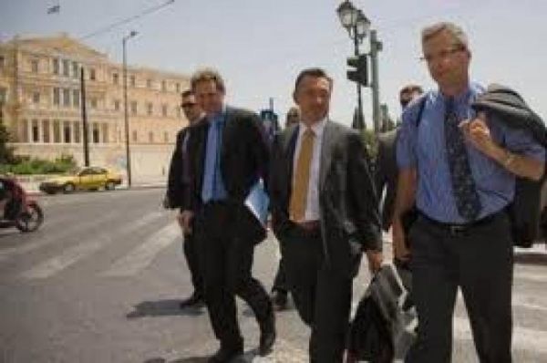 Τρόικα: Σταθεροποιείται η ελληνική οικονομία- "Καμπανάκια" για ανακεφαλαιοποίηση τραπεζών και εργασιακά