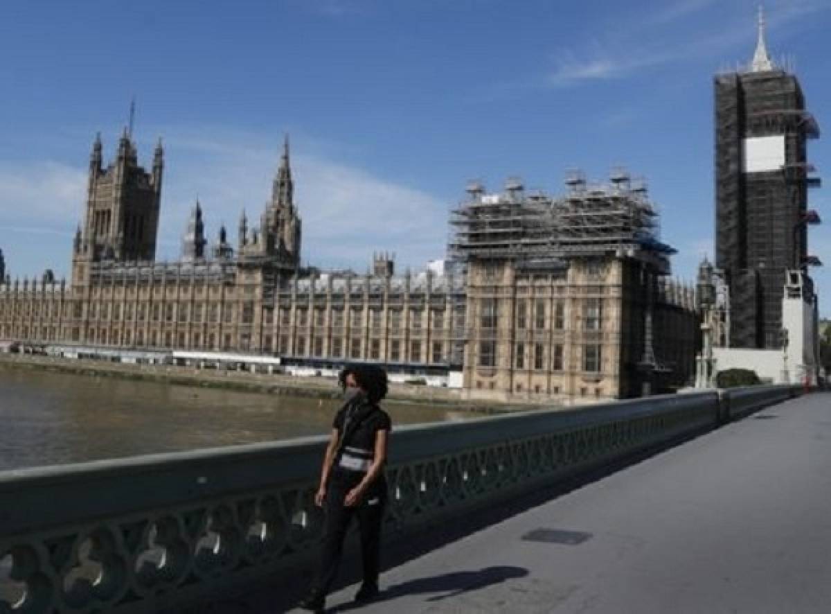 Βρετανία: Απορρίπτει το πρόγραμμα της ΕΕ για τα εμβόλια