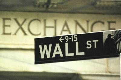 Η εκτόνωση των γεωπολιτικών εντάσεων «ηρεμεί» τη Wall Street