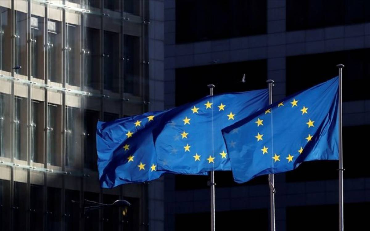 Ευρωβαρόμετρο: Το 80% των Ελλήνων επηρεάζεται οικονομικά από την πανδημία