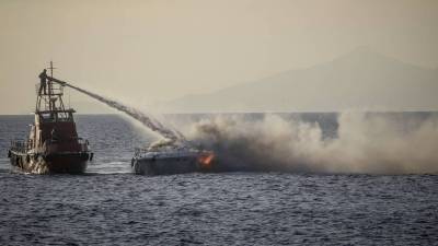 Φωτιά εκδηλώθηκε σε σκάφος στη Γλυφάδα