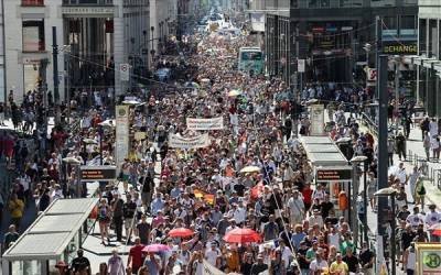 Βερολίνο: Διαδήλωση χιλιάδων ενάντια στα μέτρα για τον κορονοϊό