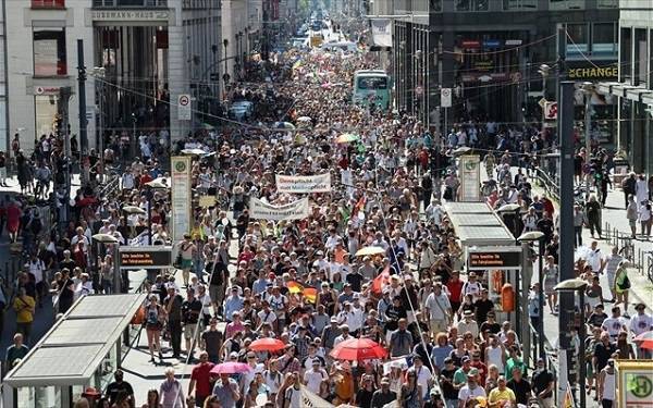 Βερολίνο: Διαδήλωση χιλιάδων ενάντια στα μέτρα για τον κορονοϊό