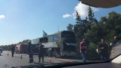 Κρήτη: Τουριστικό λεωφορείο τυλίχτηκε στις φλόγες (βίντεο)