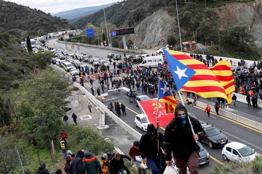 Καταλανοί αυτονομιστές απέκλεισαν αυτοκινητόδρομο που συνδέει Γαλλία και Ισπανία