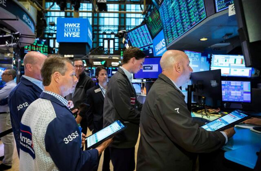 Νευρικότητα και μικτά πρόσημα στη Wall Street