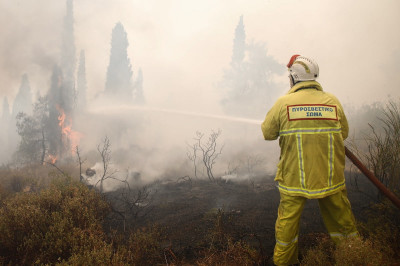 Φωτιά στο Μαυροβούνι Αγίων Θεοδώρων- Δεν απειλείται κατοικημένη περιοχή
