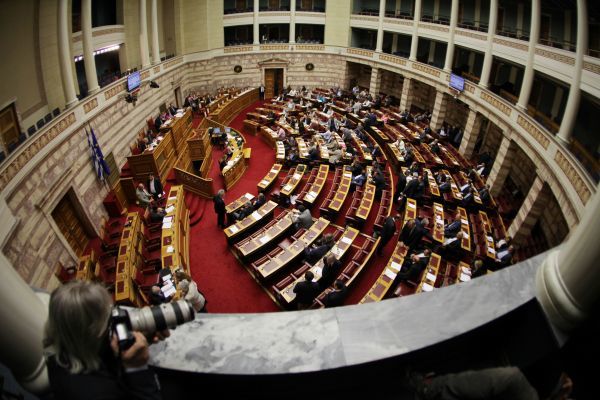 Βουλή-LIVE: Σύμφωνο συμβίωσης, εκφράσεις πεζοδρομίου και ενδοκυβερνητικές τριβές