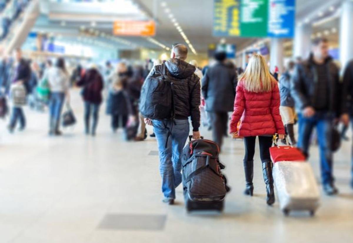 ΤτΕ: «Εκτινάχθηκαν» 142% οι ταξιδιωτικές εισπράξεις το 10μηνο