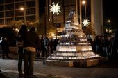 Χριστουγεννιάτικα δέντρα με κουτιά από γάλα στήνουν στο μετρό οι Γιατροί του Κόσμου