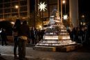 Χριστουγεννιάτικα δέντρα με κουτιά από γάλα στήνουν στο μετρό οι Γιατροί του Κόσμου