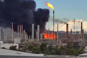 Πυρκαγιά Motor Oil: Άνοιξε η παλαιά Εθνική Αθηνών-Κορίνθου