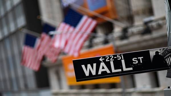 Wall: Μικτές τάσεις με το βλέμμα στη Fed