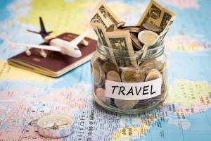Οδηγός ΑΑΔΕ για ταξιδιώτες: Πόσα μετρητά και αφορολόγητα δικαιούνται