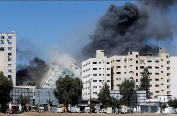Ισραήλ-Βομβαρδισμοί: Κατέρρευσε κτίριο που στέγαζε AP και Al Jazeera (video)