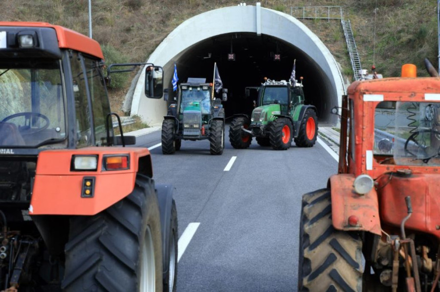 Αγρότες: Κλειστή η σήραγγα στα Τέμπη – Τα ενεργά μπλόκα σε εθνικές οδούς και τελωνεία