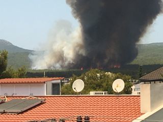 Φωτιά τώρα στη Βαρυμπόμπη (photo & video)