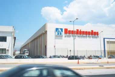 Κ. Μαχαίρας στο "R": Ο Βασιλόπουλος δαπανά φέτος 14 εκατ. ευρώ για να ρίξει τις τιμές