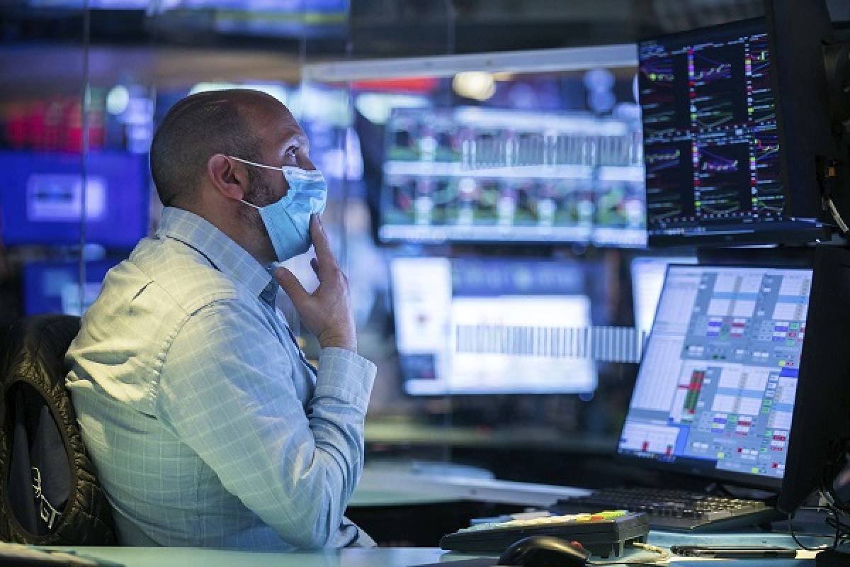 Αθρόες ρευστοποιήσεις στη Wall Street υπό τεχνολογικές και γεωπολιτικές πιέσεις