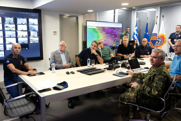 Στο Συντονιστικό της Πολιτικής Προστασίας Μητσοτάκης και Τασούλας: Ενημέρωση για την εξέλιξη των πυρκαγιών