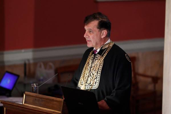 Πρύτανης ΕΚΠΑ: Εμβολιαζόμαστε και επιστρέφουμε στα αμφιθέατρα