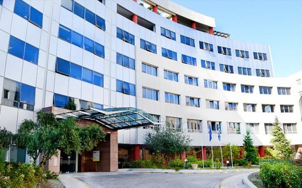 Γαλαντομίες: Η Γραμματεία Ενημέρωσης «πληρώνει» τα δίδακτρα παιδιού υπαλλήλου της