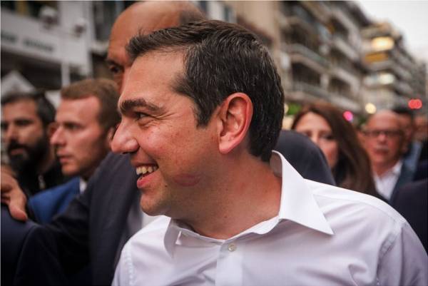 «Πες το μ’ ένα φιλί» στον Πειραιά - και ας ήταν τρεις κι ο κούκος...