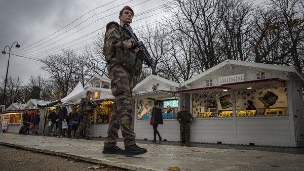 Παρίσι: Λιγότεροι τουρίστες, περισσότεροι ένοπλοι στρατιώτες
