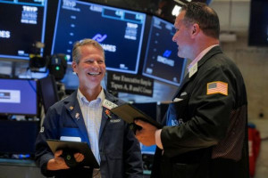 Nasdaq και Tesla έδωσαν ώθηση στη Wall Street-Κατρακυλά το πετρέλαιο