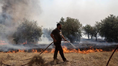 Φωτιά στον Σαρωνικό: Τραυματίστηκαν ελαφρά τρεις εθελοντές πυροσβέστες
