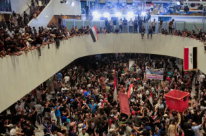Χάος στο Ιράκ: Διαδηλωτές κατέλαβαν το κτίριο της Βουλής