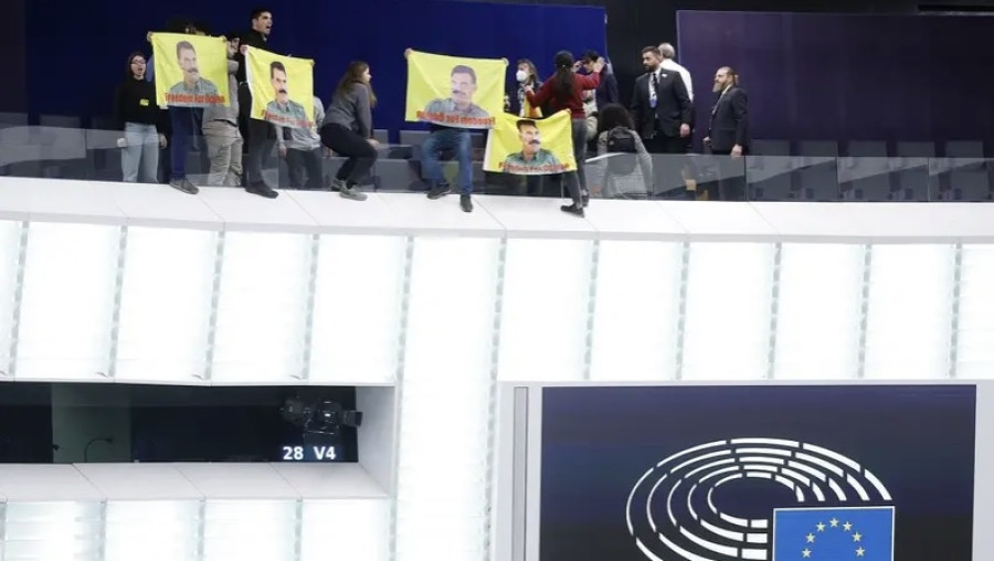 Κούρδοι εισέβαλαν στο Ευρωκοινοβούλιο, ζητώντας την απελευθέρωση του Οτσαλάν