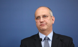 Οικονόμου: Αυστηρή αλλά δίκαιη η μεταναστευτική πολιτική της χώρας