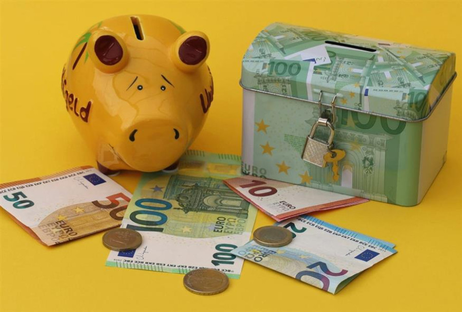 Ο απολύτως ταξικός κουμπαράς για την νέα γενιά - πολλά (έχεις και) βάζεις, πολλά παίρνεις