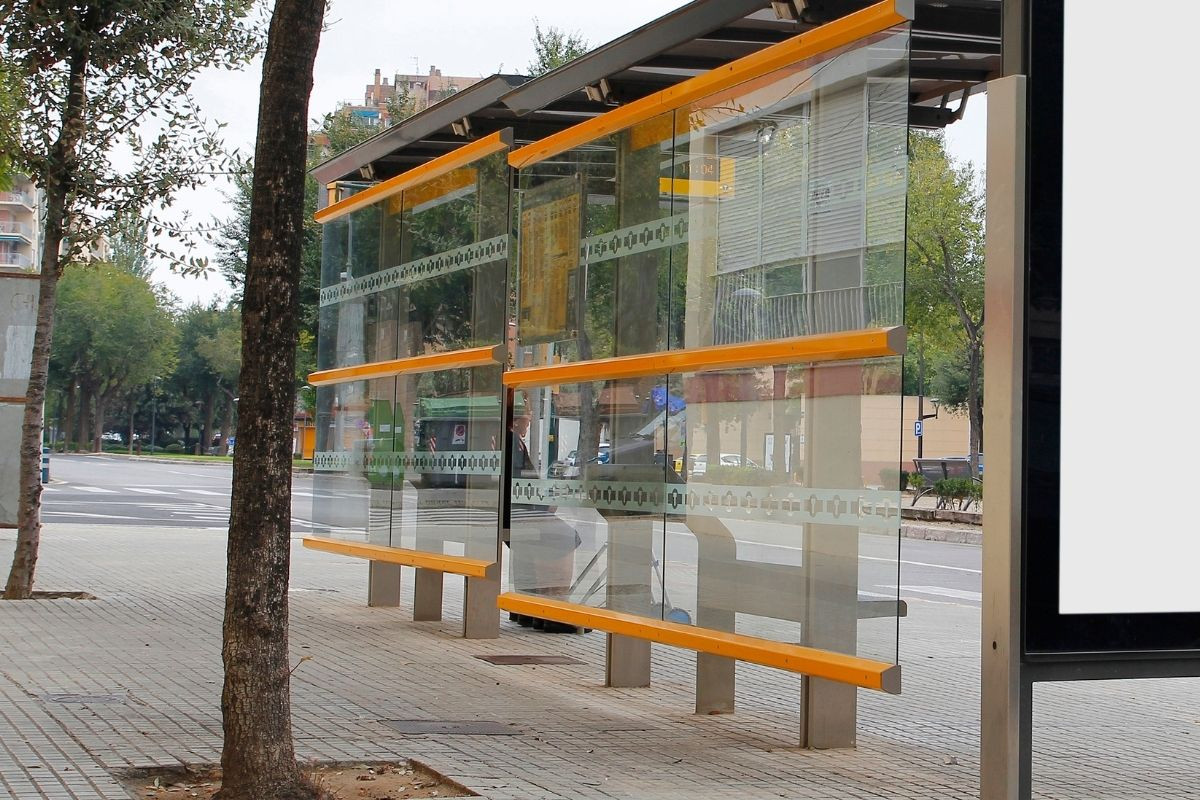Λεωφορεία-Τρόλεϊ: Αναβαθμίζονται σε «έξυπνες» 7.500 στάσεις στην Αττική