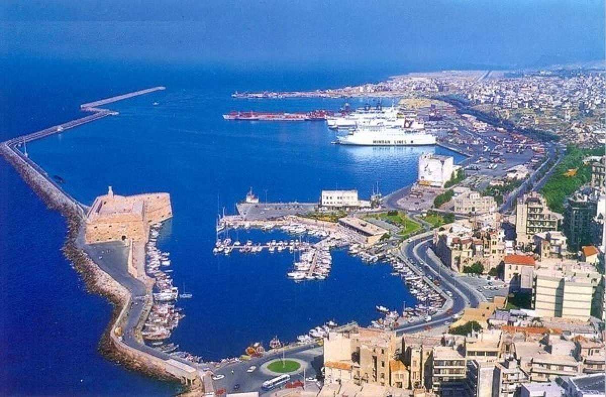 Συναγερμός στο Ηράκλειο: Έκρηξη σε πλοίο Blue Horizon- Τέσσερις τραυματίες